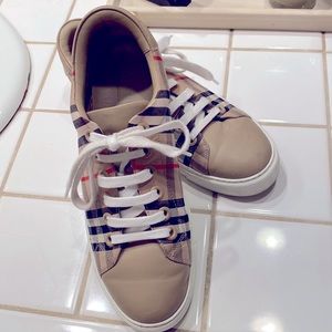 Hardly worn Burberry Albridge Vintage Check Low Top Sneaker in Archive Beige.